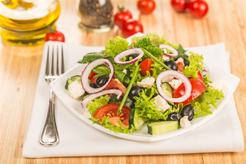 Salat mit Feta und Oliven